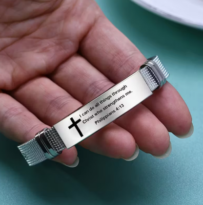 Bracelet en acier inoxydable gravé “Je peux tout faire par le Christ qui me fortifie”