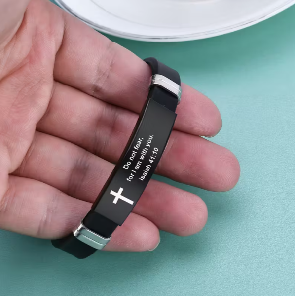 Bracelet pour homme en acier inoxydable avec verset biblique – “Ne crains rien, car je suis avec toi”